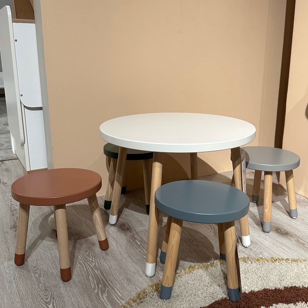 Kindertisch Dots mit Stühle