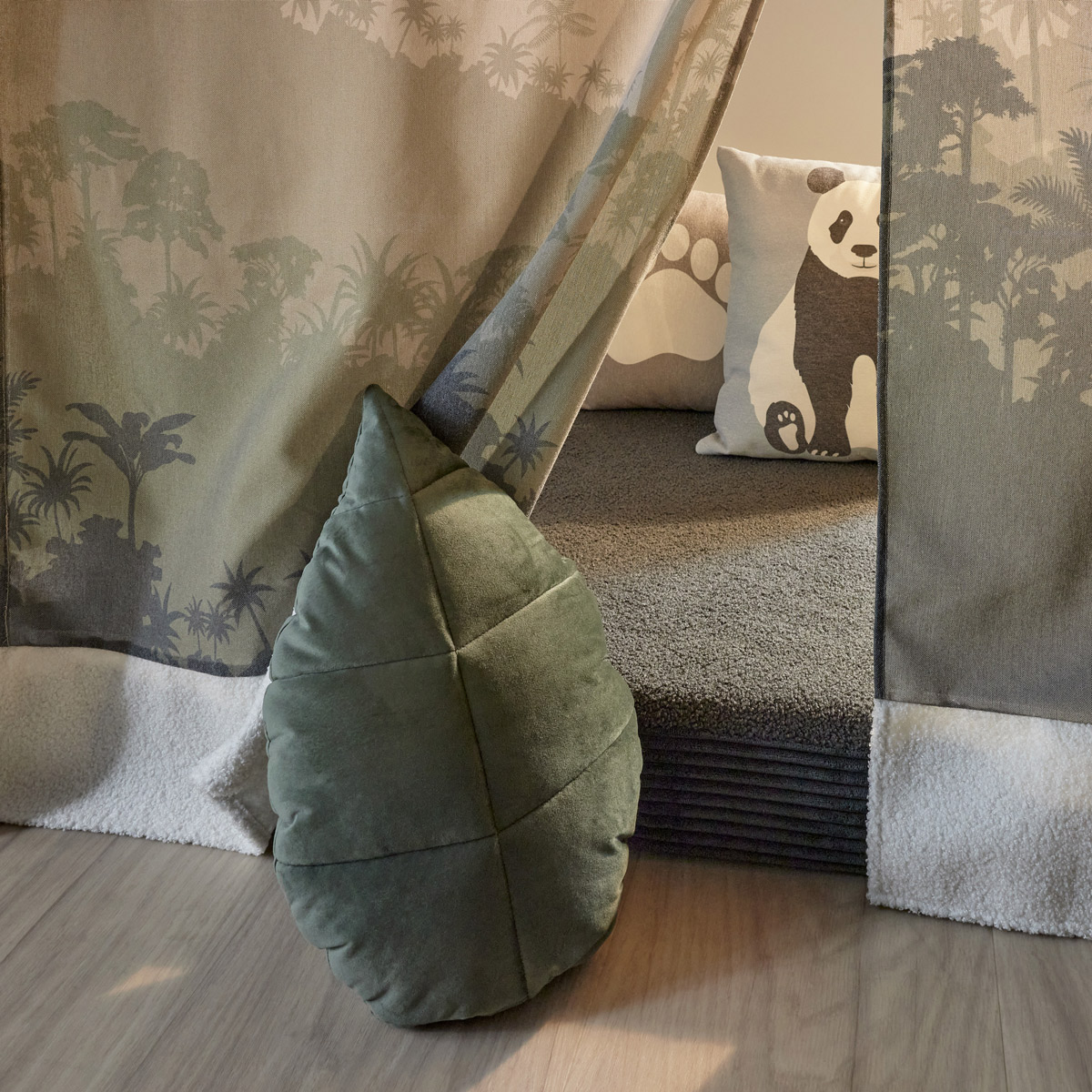 Dekokissen Panda Paradise Blatt #2