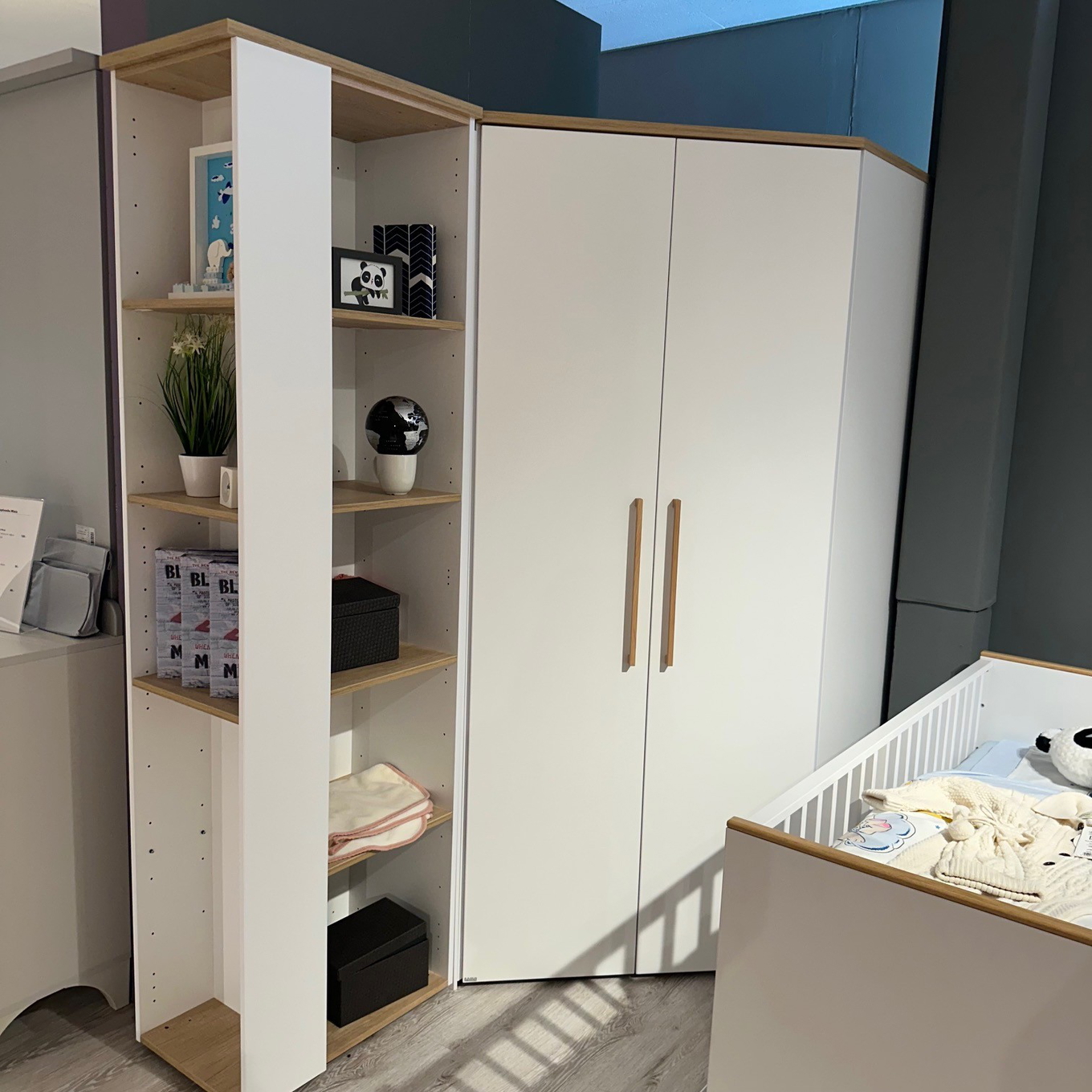 Der Eckschrank Oscar passt in jedes Kinderzimmer