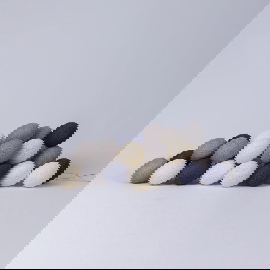Lichterkette mit Baumwollkugeln Sand