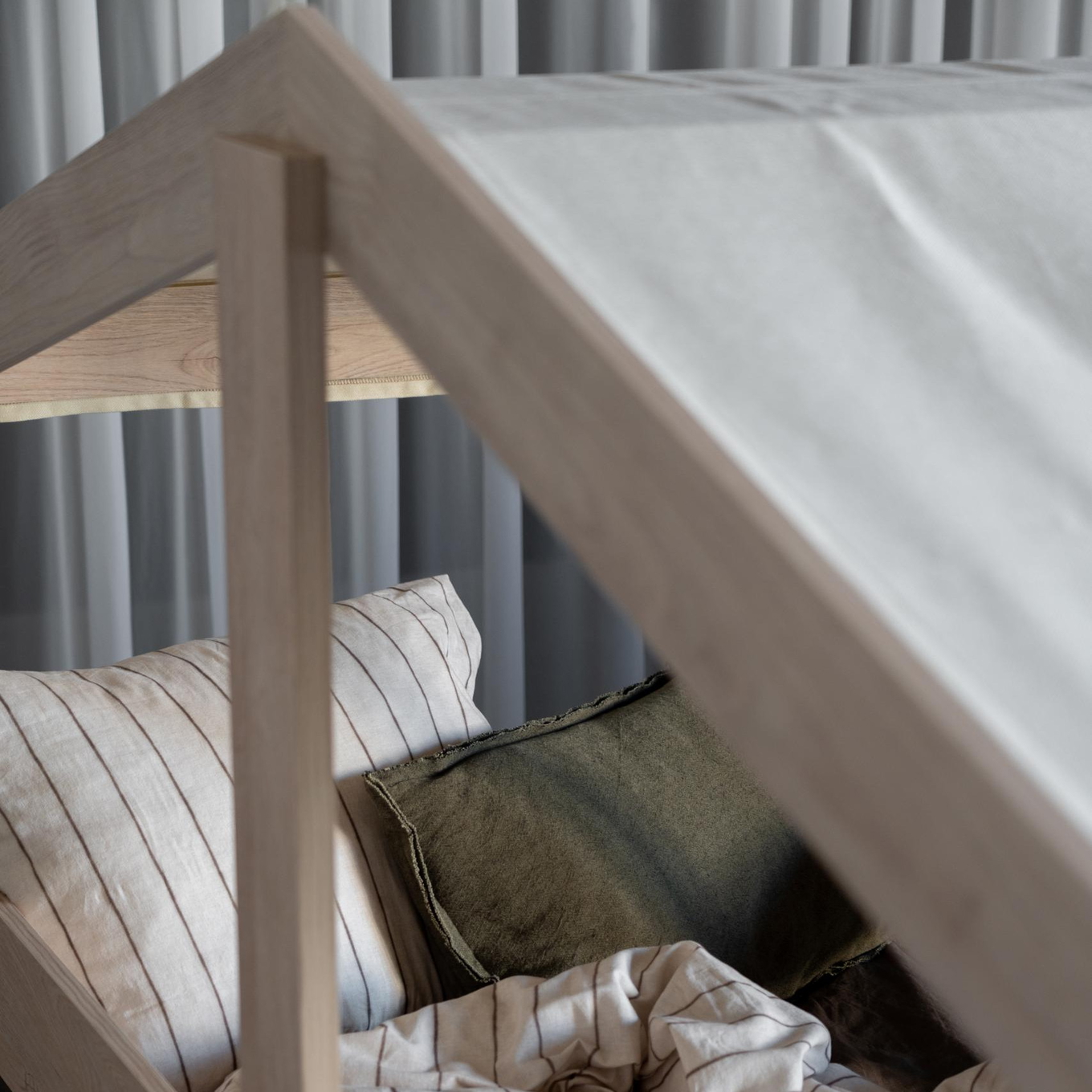 Hausbett Montessori mit Stoffdach Butter 3