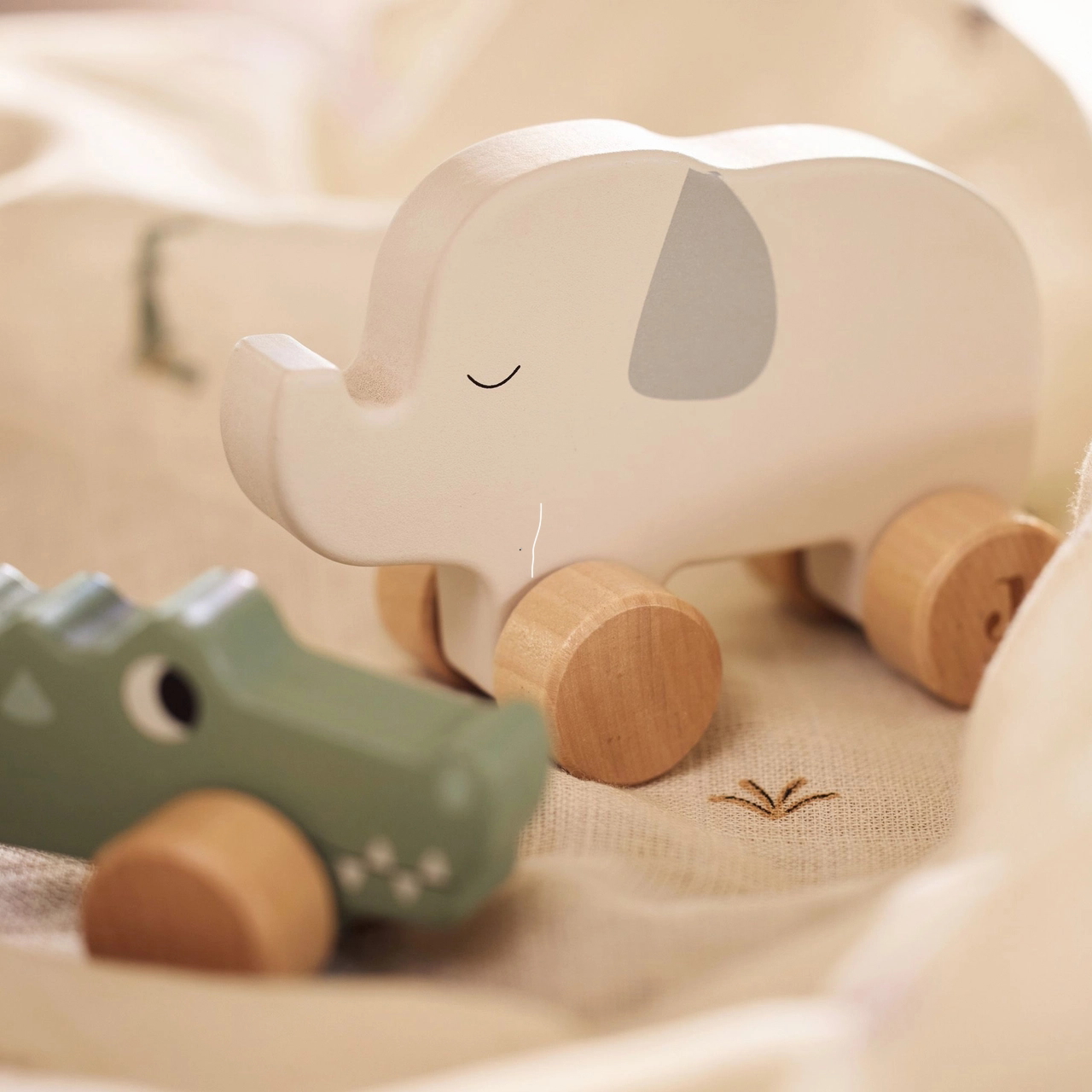 Holzelefant auf Rädern Jungle Jambo 2