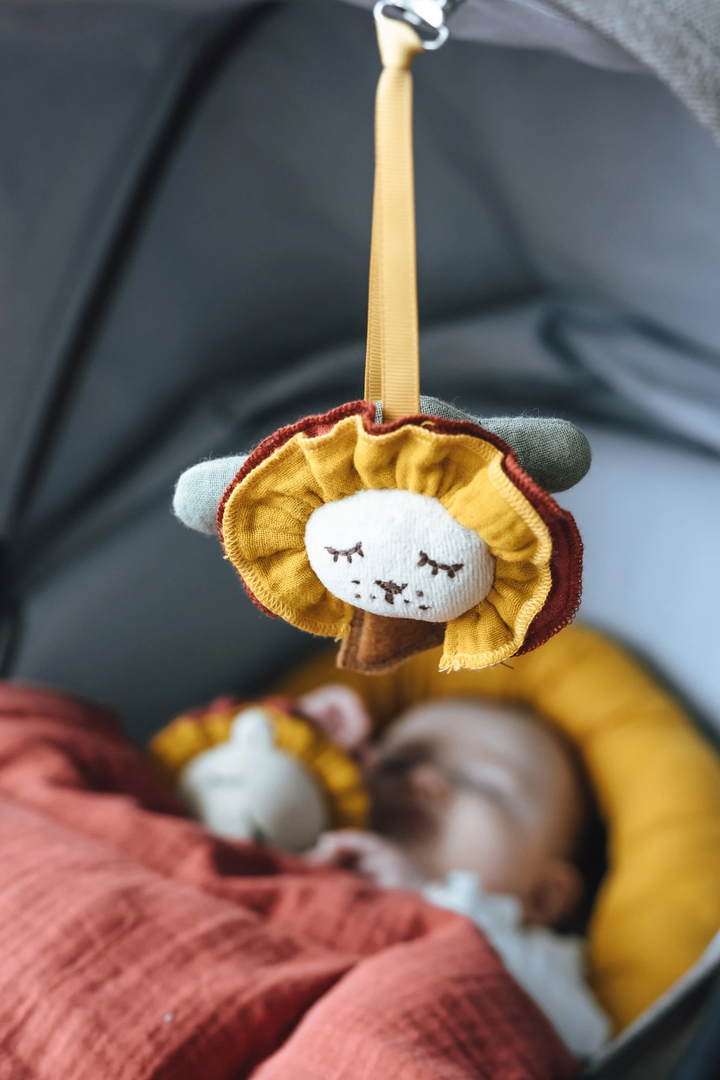 Clip mit Anhänger Baum und Löwe 3