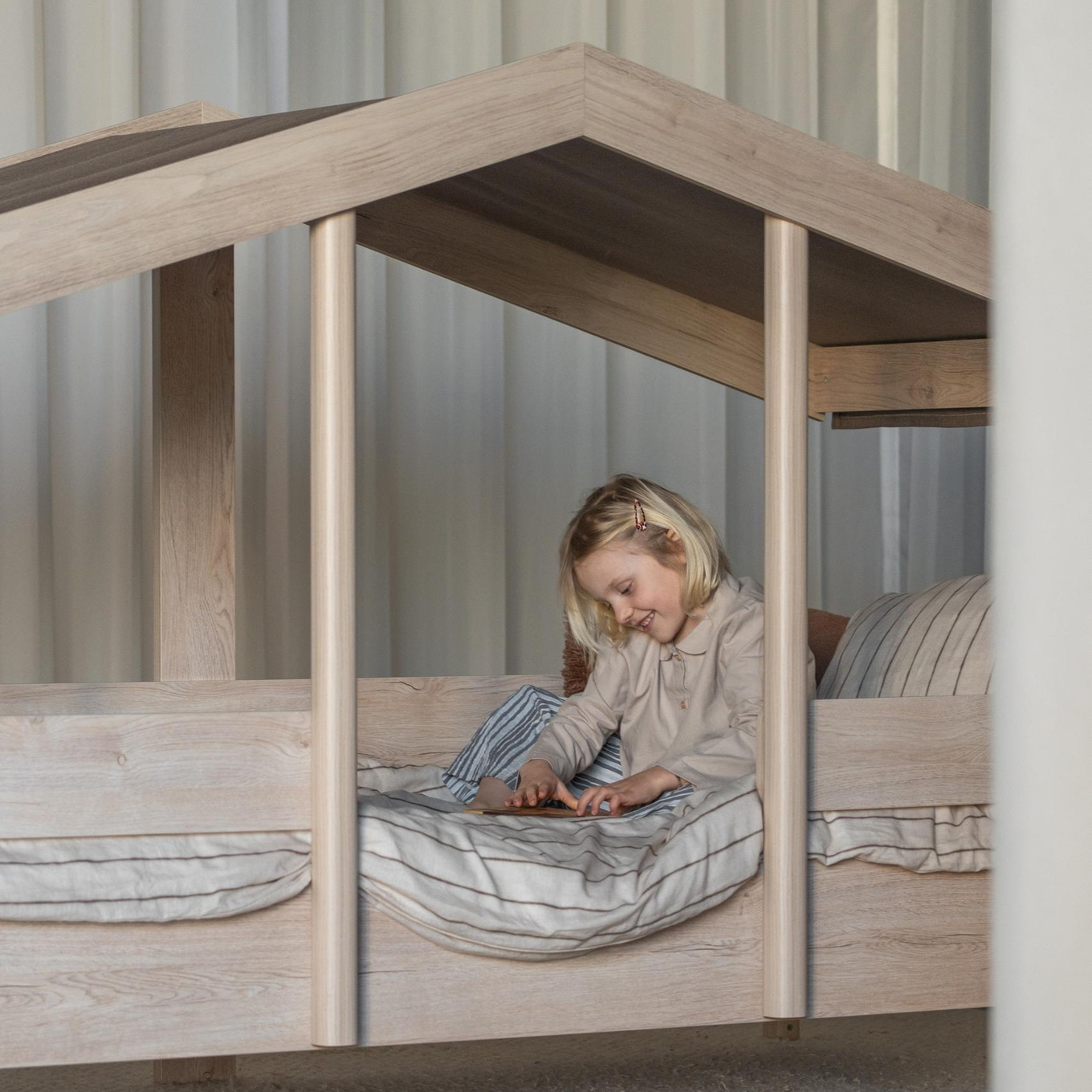 Hausbett Montessori mit Stoffdach Chocolate 3