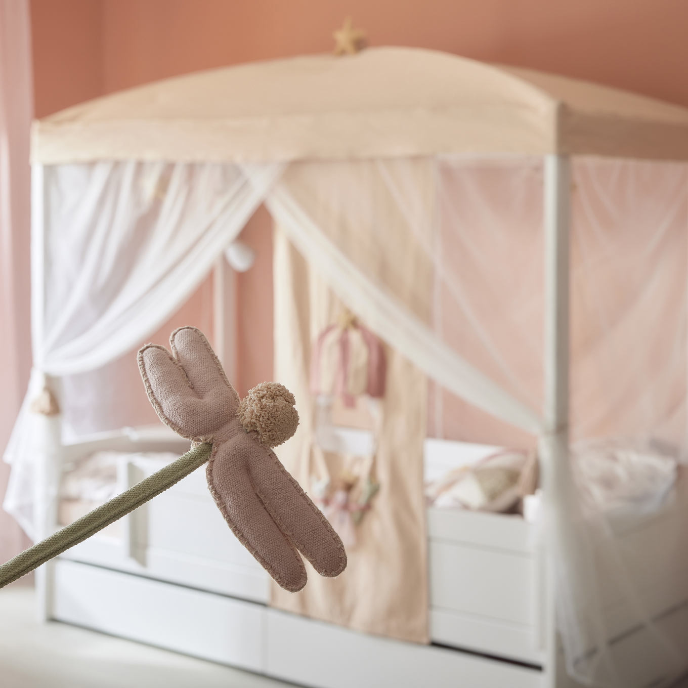 Rückwand Fairy Theatre mit Taschen 3