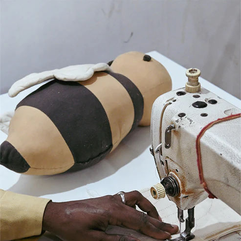 Dekokissen Buzzy Bee 3