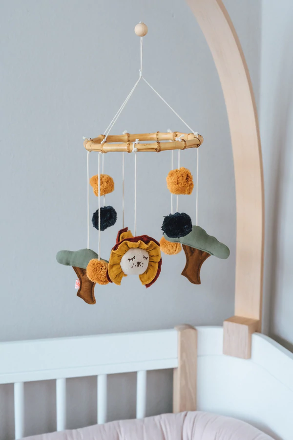Mobile Löwe mit Holzring 2