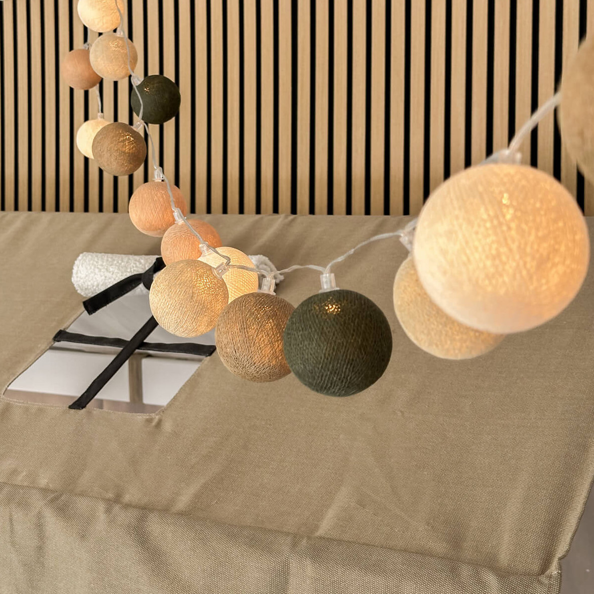 Lichterkette mit Baumwollkugeln Earthy Green #2