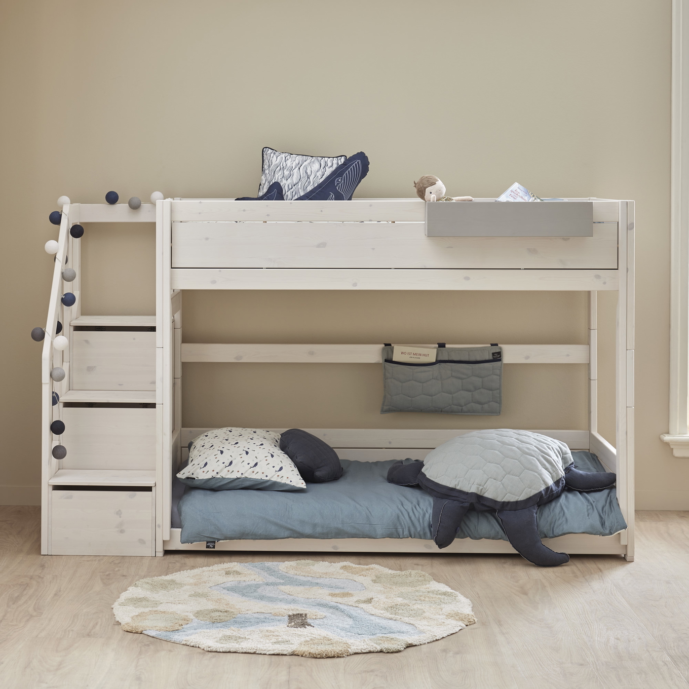 Niedriges Etagenbett mit Treppe Weiss lasiert, Rollrost #2
